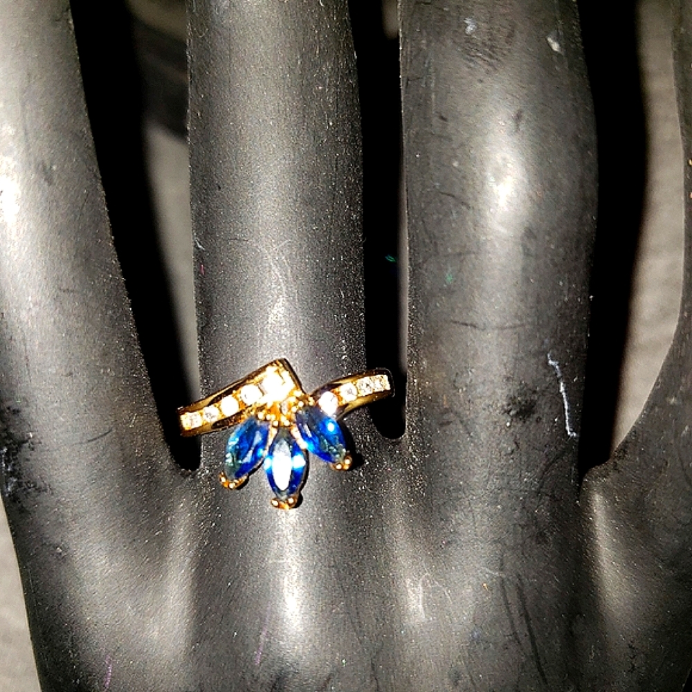 STUNNING SAPPHIRE & DIAMOND RING - Picture 2 of 3